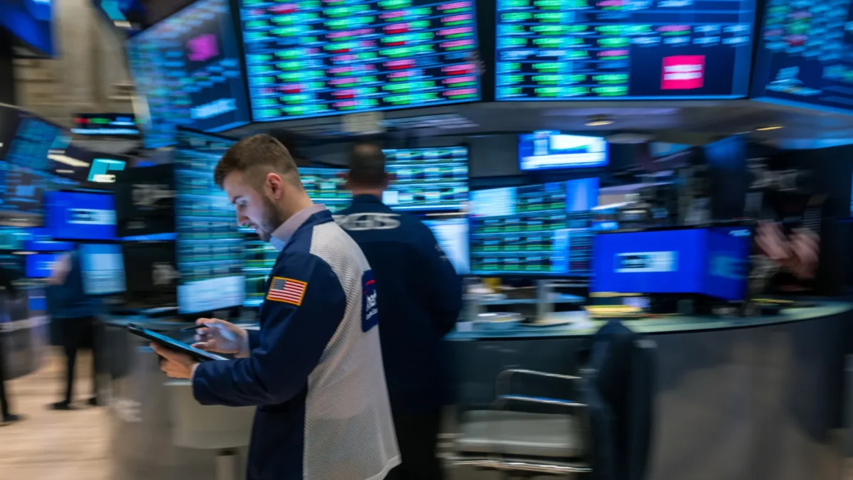 Crédito: © ${images[activeSlide].media_copyright.replace(/