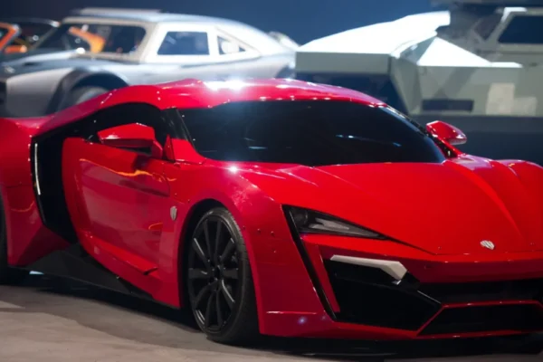 Crédito: © ${images[activeSlide].media_copyright.replace(/