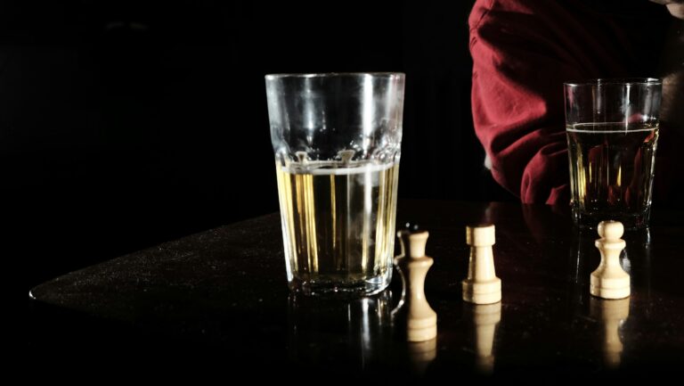 O que o álcool faz no cérebro após atingirmos a terceira idade? Especialista aponta riscos que aumentam silenciosamente