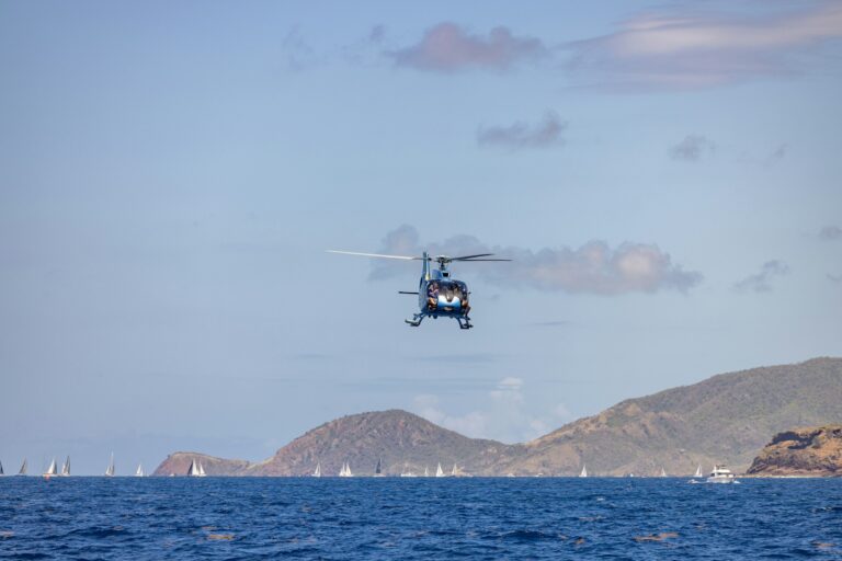 Helicóptero faz pouso no mar de Cabo Frio: todos salvos