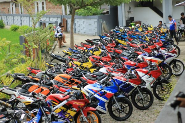a row of motorcycles parked next to each other