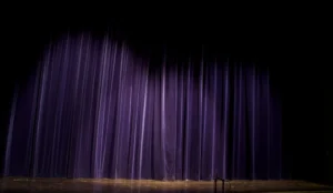 Kim Tae-ri enfrenta desafios em novo reality show de teatro