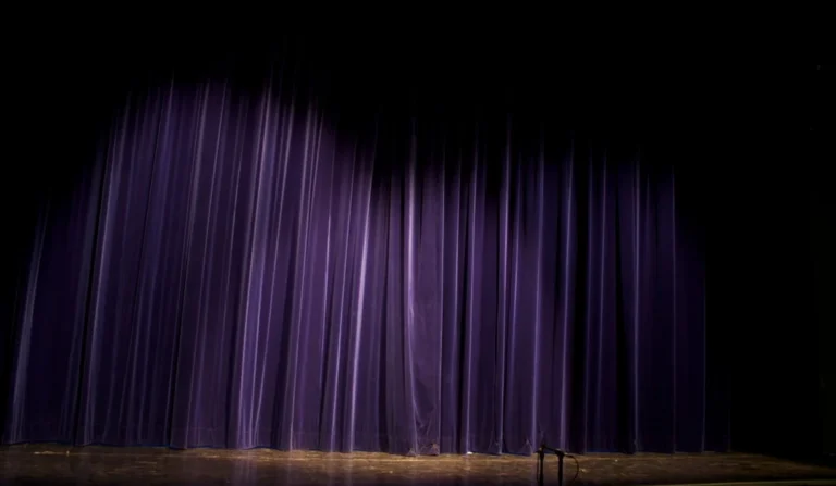 Kim Tae-ri enfrenta desafios em novo reality show de teatro