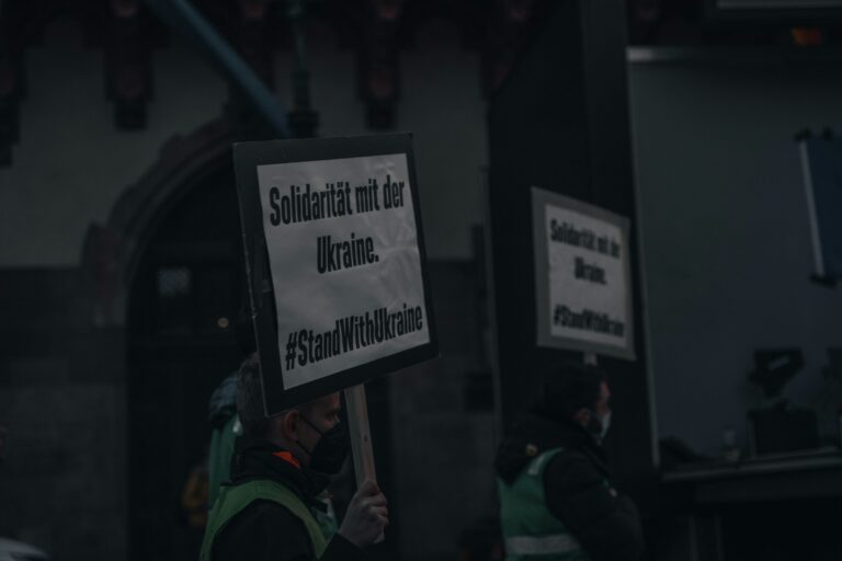 a man holding a sign that says solidarity mit der dreme