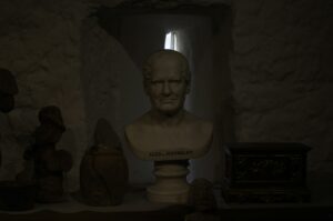 a bust of abraham lincoln in a dark room