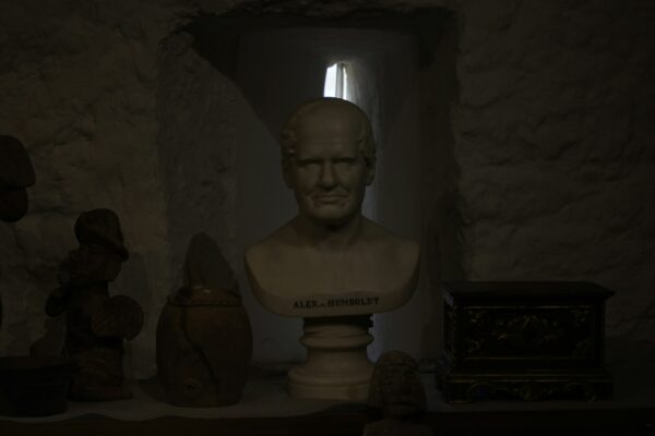 a bust of abraham lincoln in a dark room