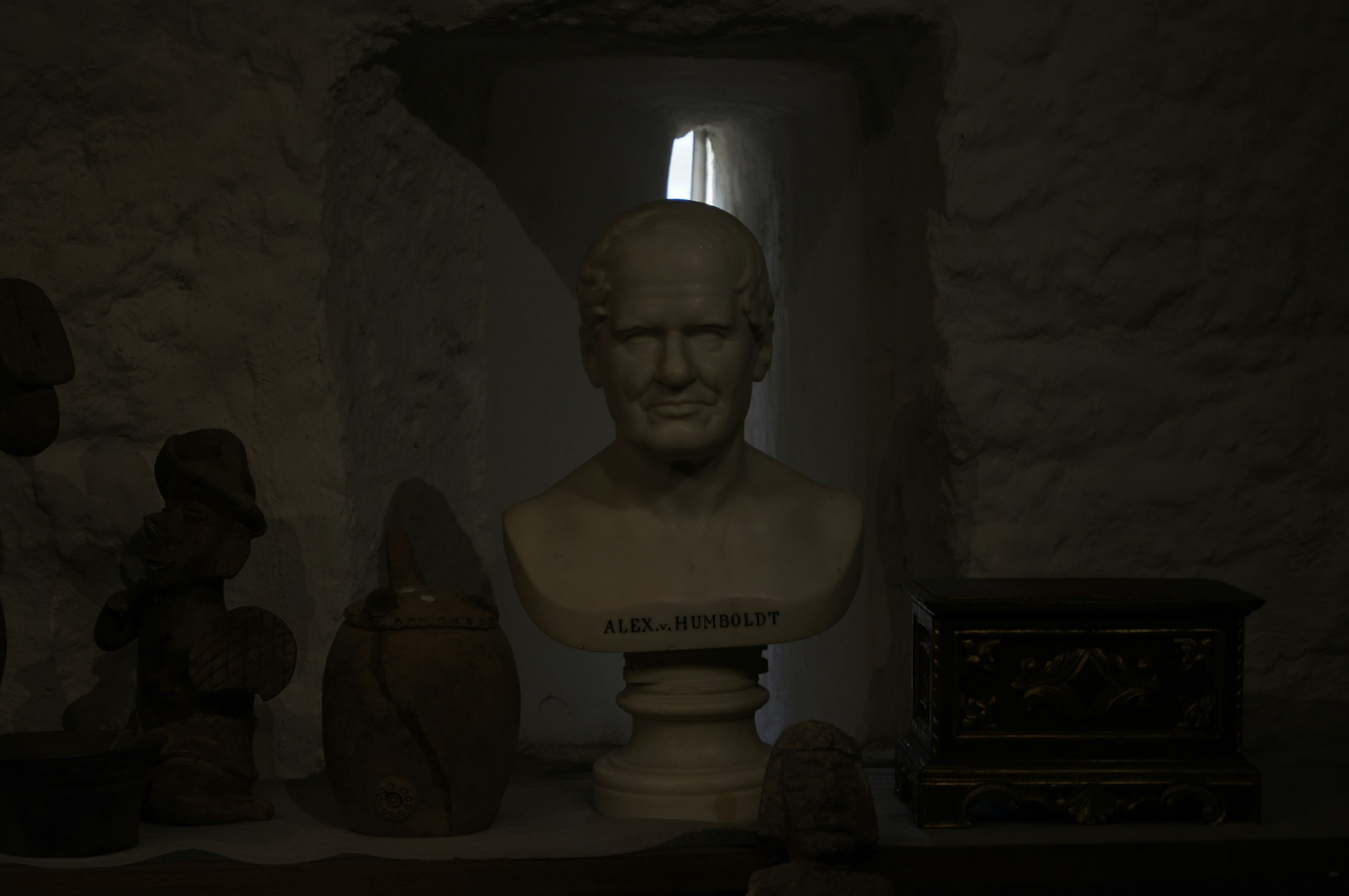 a bust of abraham lincoln in a dark room