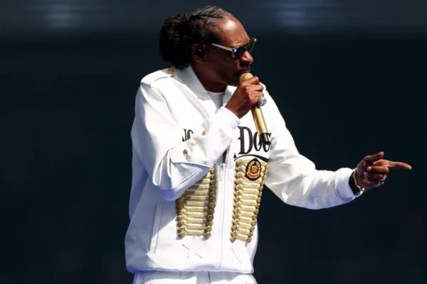 Snoop Dogg agita inauguração do Tailgate Beach Club em vegas