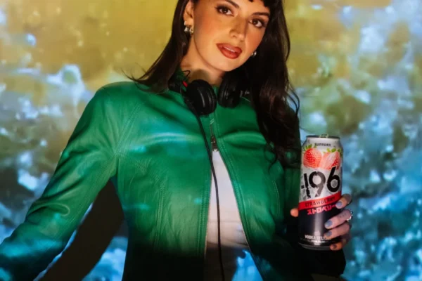 Rebecca Black revela nova fase musical em evento pop-up