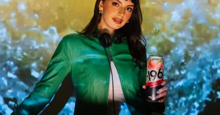 Rebecca Black revela nova fase musical em evento pop-up