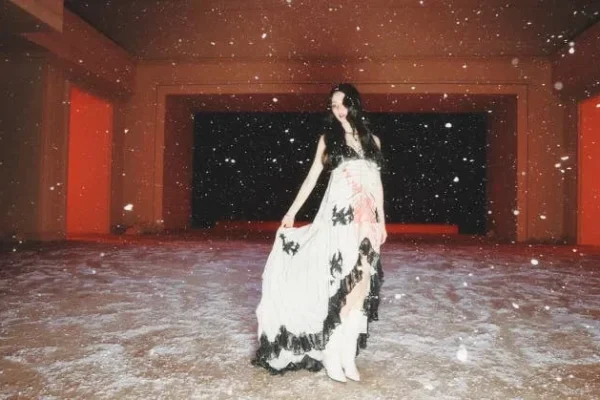 Miyeon e Colde brilham em clipe inovador de 'Reno