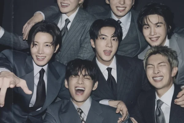 BTS mantém liderança na Billboard 200 por segunda semana com 'ARIRANG