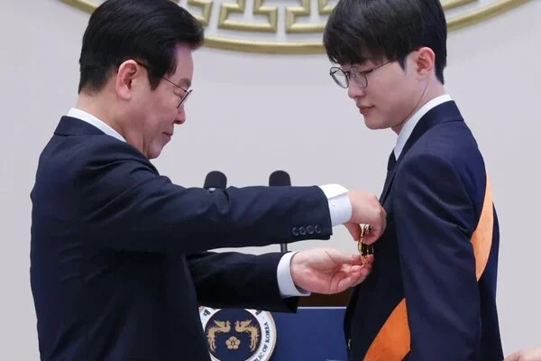 Faker, o rei dos e-sports, recebe selo comemorativo inédito na coreia do sul