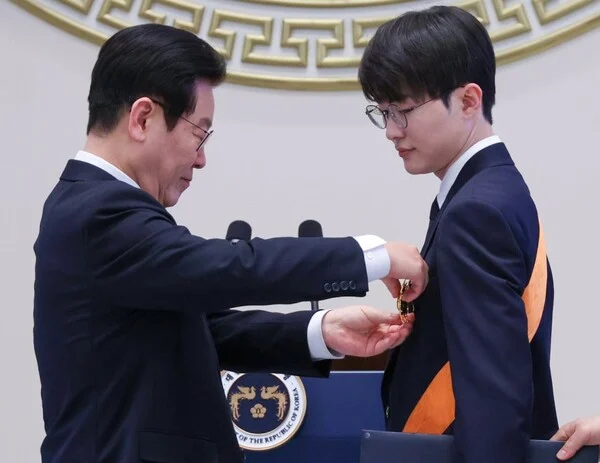 Faker, o rei dos e-sports, recebe selo comemorativo inédito na coreia do sul
