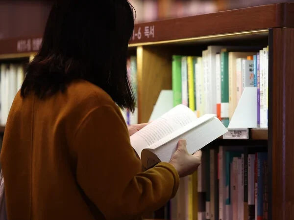 V do BTS recomenda livro e vendas disparam 450% na coreia