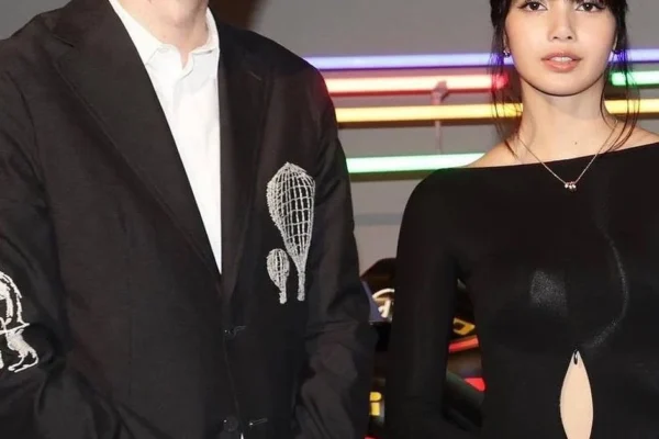 Lisa do BLACKPINK exibe fotos românticas ao lado de Blue Pongtiwat ao pôr do sol