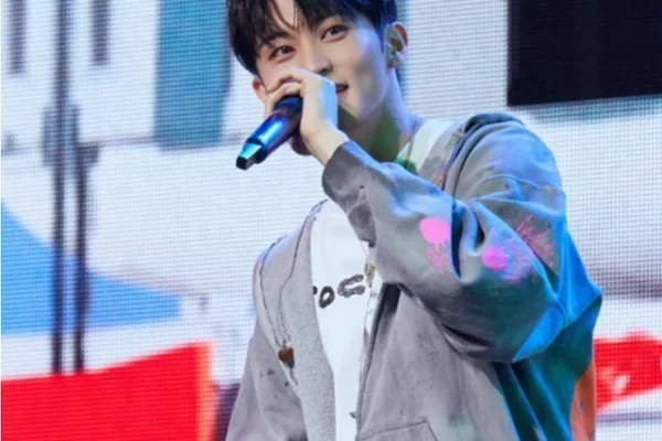 Mark, do NCT, encerra contrato e agradece fãs após 10 anos