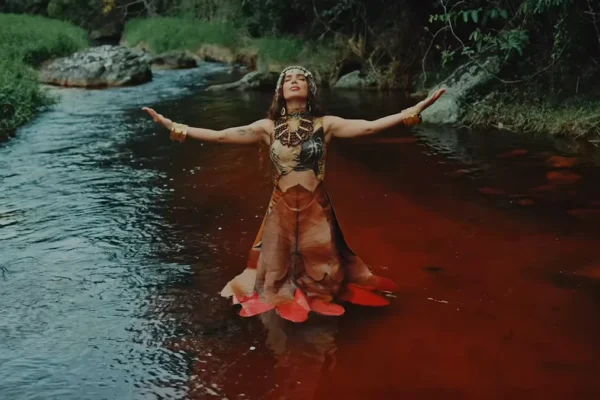 Anitta estreia no Saturday Night Live com choka choka e Shakira