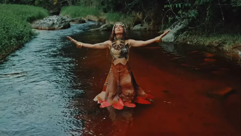 Anitta estreia no Saturday Night Live com choka choka e Shakira