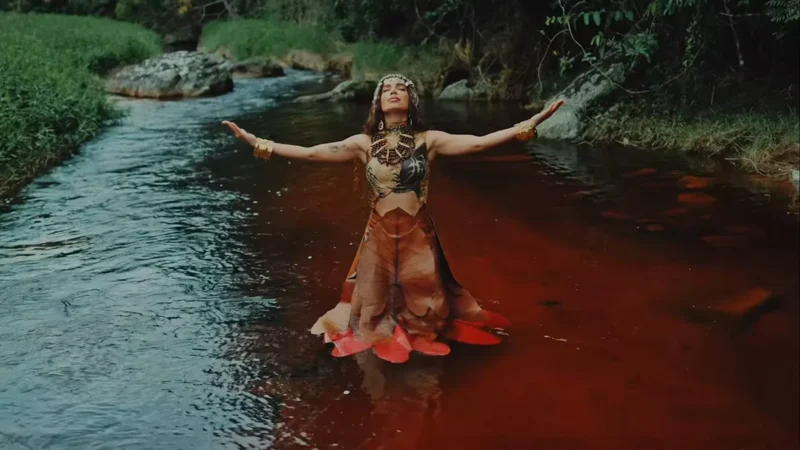 Anitta estreia no Saturday Night Live com choka choka e Shakira