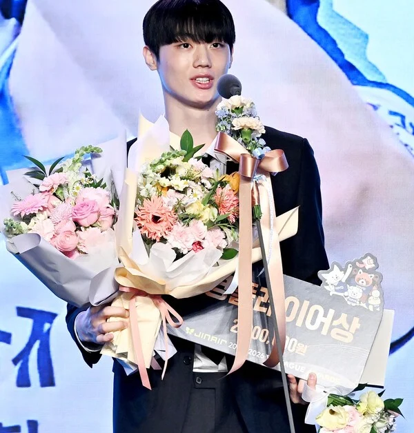 Iwoo-jin e Lee Ji-yoon brilham ao conquistar o Young Player Award na V-League