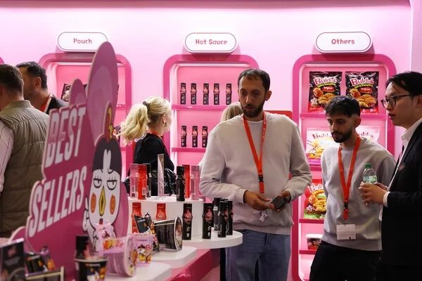 BTS e Walmart lançam linha de alimentos com noodles e probióticos nos eua