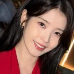 IU revela histórias de bastidores em concertos de TWICE e EXO