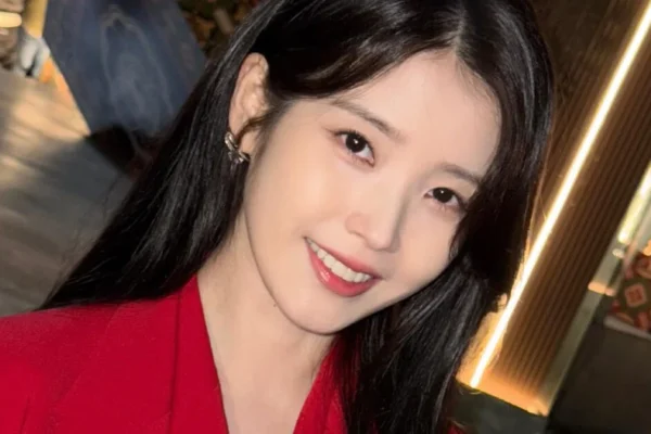 IU revela histórias de bastidores em concertos de TWICE e EXO