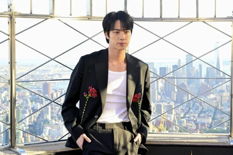 Jin do BTS revela desafios de ser o mais velho do grupo após retorno de turnê solo