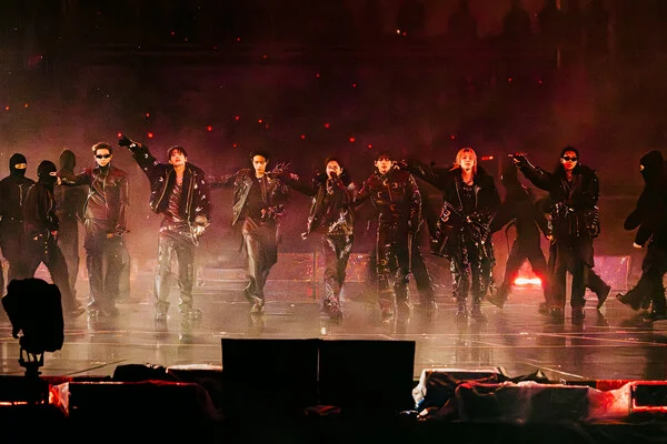 BTS inicia turnê ‘arirang’ e conquista fãs com shows emocionantes