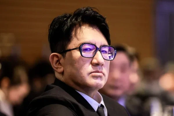 Queda de 40% nas ações da HYBE por crise com Bang Si-hyuk e impacto no futuro do k-pop