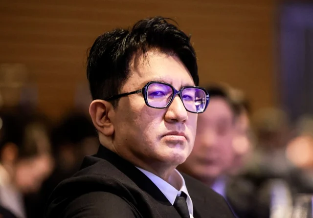 Queda de 40% nas ações da HYBE por crise com Bang Si-hyuk e impacto no futuro do k-pop