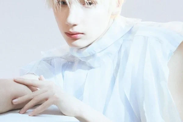 Hueningkai do TXT revela seu estilo único em ensaio de verão deslumbrante