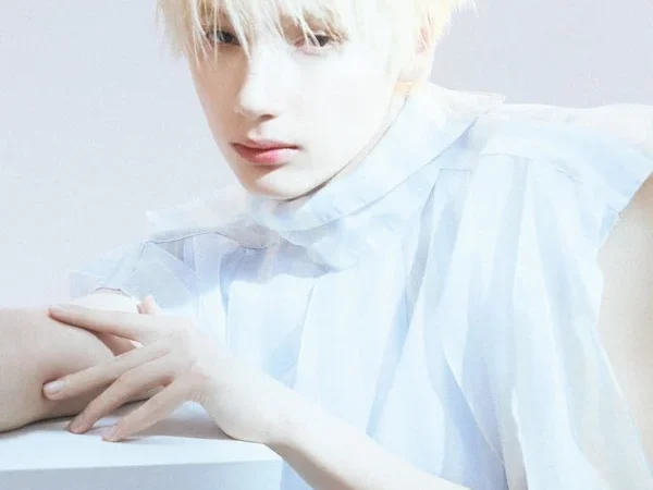 Hueningkai do TXT revela seu estilo único em ensaio de verão deslumbrante