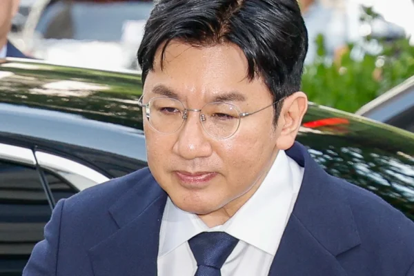 A queda das ações da HYBE e o impacto no futuro do BTS