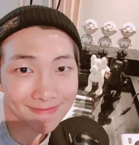 RM do BTS se envolve em polêmica por fumar em área proibida em Tóquio