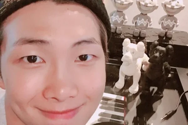 RM do BTS se envolve em polêmica por fumar em área proibida em Tóquio