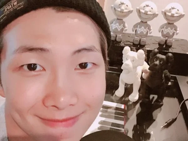 RM do BTS se envolve em polêmica por fumar em área proibida em Tóquio