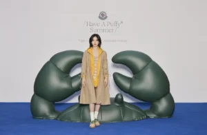 Moncler lança pop-up ‘have a puffy summer’ com estrelas do k-pop em seul