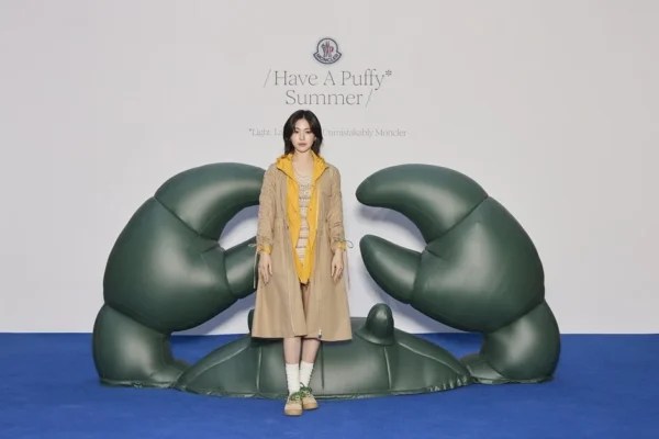 Moncler lança pop-up 'have a puffy summer' com estrelas do k-pop em seul