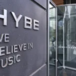 Hybe registra recorde de vendas impulsionado pelo BTS, mas ainda enfrenta prejuízo