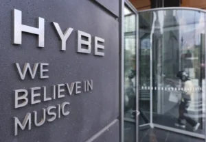 Hybe registra recorde de vendas impulsionado pelo BTS, mas ainda enfrenta prejuízo