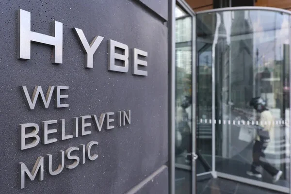 Hybe registra recorde de vendas impulsionado pelo BTS, mas ainda enfrenta prejuízo