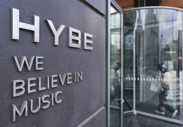Hybe registra recorde de vendas impulsionado pelo BTS, mas ainda enfrenta prejuízo