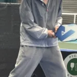 Jin e V do BTS mostram diversão jogando pickleball em vídeo