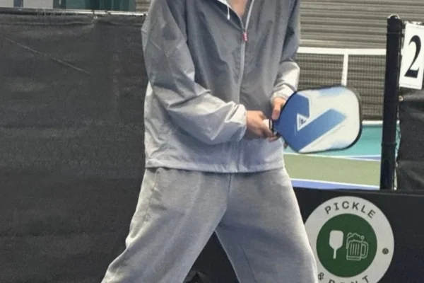 Jin e V do BTS mostram diversão jogando pickleball em vídeo