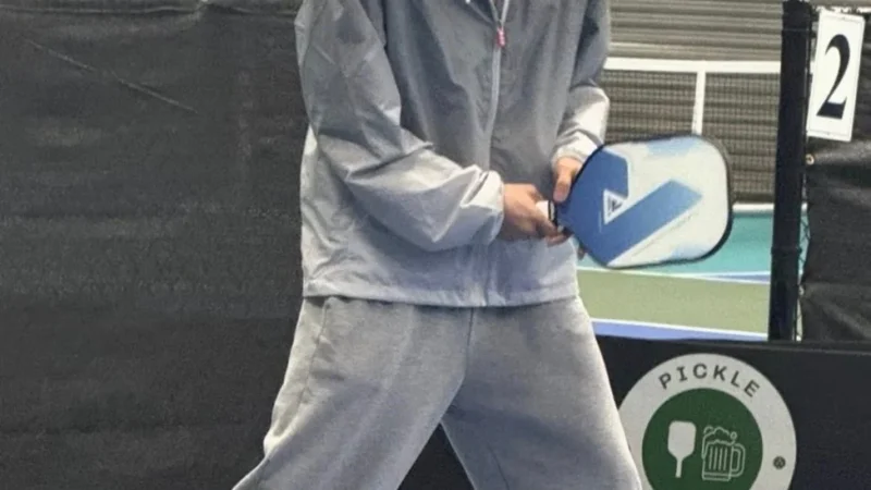 Jin e V do BTS mostram diversão jogando pickleball em vídeo