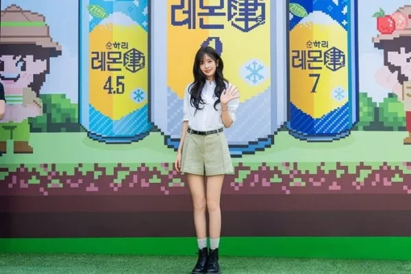 An Yujin encanta fãs em pop-up store da Lotte Chilsung em Seul