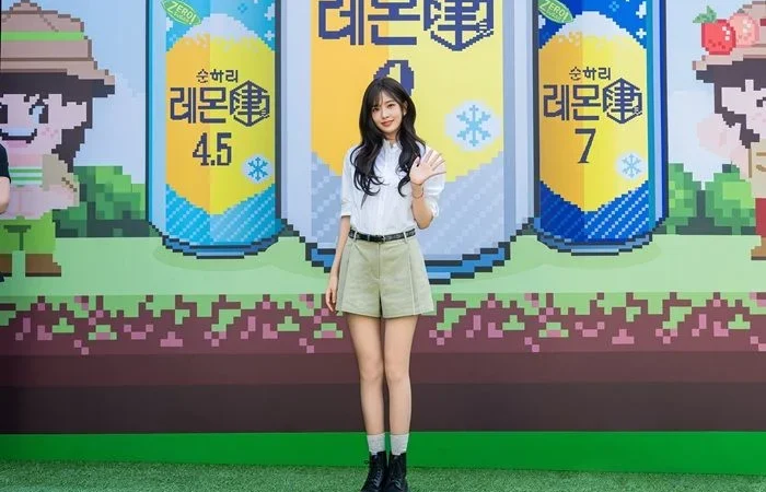 An Yujin encanta fãs em pop-up store da Lotte Chilsung em Seul