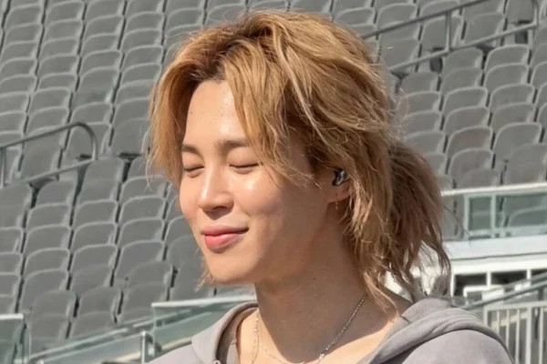 Jimin do BTS provoca reações mistas com novo visual em visita ao México